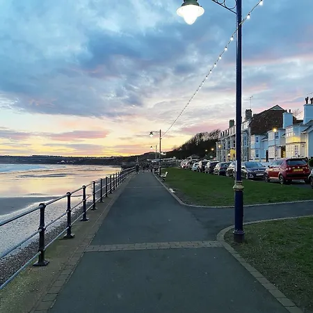 Salty Kisses, The Bay, Holiday home